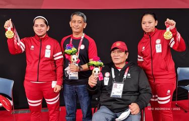 Leani Ratri Oktila/Khalimatus Sadiyah berpose bersama Chef de Mission kontingen Indonesia And Herman (dua dari kiri) dan Ketua NPC Indonesia Senny Marbun usai meraih medali emas Paralimpiade Tokyo 2020.