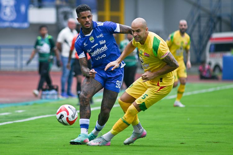 Aksi pemain Persib Bandung, Ramon Tanque, melawan Persebaya Surabaya dalam pekan kelima Super League 2025-2026 di Stadion GBLA, Jumat (12/9/2025).