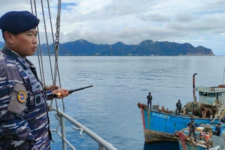 Komandan Guspurla Koarmada I, Laksamana Pertama TNI Krisno Utomo saat mengungkap penangkapan dua Kapal Ikan Asing (KIA) asal Vietnam di Laut Natuna Utara, di atas KRI Cut Nyak Dien -375 yang bersandar di Posal TNI Al, Sabang Mawang, Natuna, Senin (25/7/2022). 
