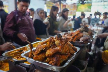 Bazar Takjil Ramadhan Bendungan Hilir Ramai Diserbu Warga