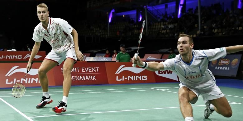 Pasangan ganda putra Denmark, Mads Conrad-Petersen/Mads Pieler Kolding, beraksi saat menghadapi ganda Korea Selatan, Lee Yong-dae/Yoo Yeon-seong, pada babak pertama All England di Barclaycard Arena, Birmingham, Rabu (4/3/2015). 