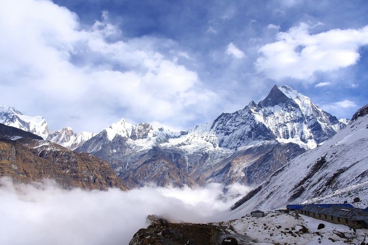 Ilustrasi pegunungan Himalaya dari markas Nepal.