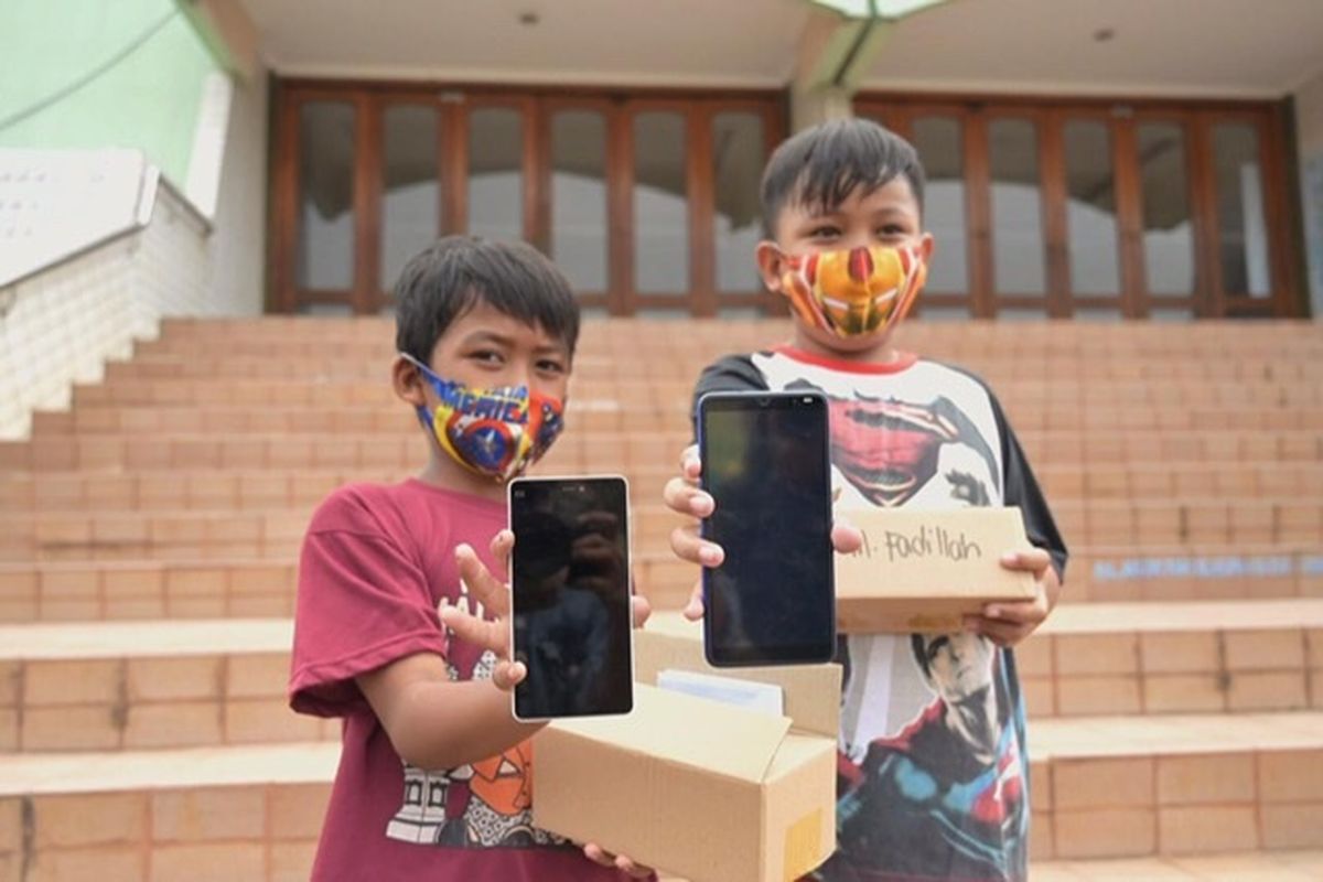 Sejumlah wartawan membagikan 25 ponsel kepada pelajar yang tergabung di komunitas Rumah Belajar Pelangi Nusantara, Rawamangun, Jakarta dan Perpustakaan Alternatif Jakarta, Ancol, Jakarta.