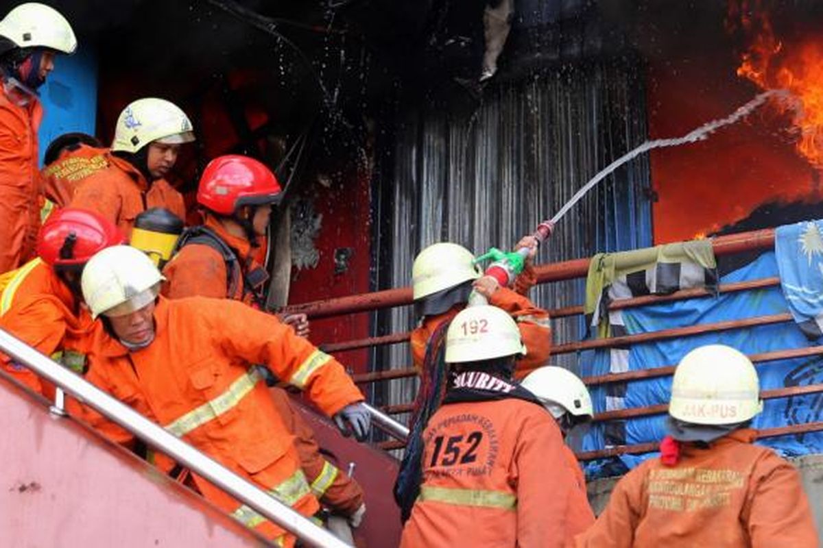 Pemadam kebakaran berusaha memadamkan api di Pasar Senen, Jakarta Pusat, Kamis (19/1/2017). Kebakaran yang terjadi sejak pukul 04.30 WIB itu diduga karena korsleting listrik di lantai satu Blok III dan masih dalam penanganan petugas yang mengerahkan sedikitnya 50 unit mobil pemadam kebakaran.