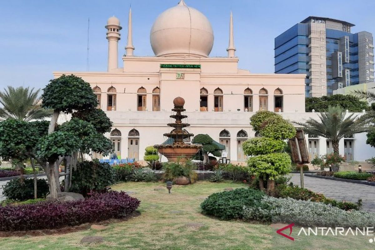 Masjid Agung Al Azhar, Kebayoran Baru, Jakarta Selatan bersiap menggelar Shalat Idul Adha 1441 Hijriah/ 2020 dengan menerapkan protokol kesehatan yang ketat, Kamis (30/7/2020)