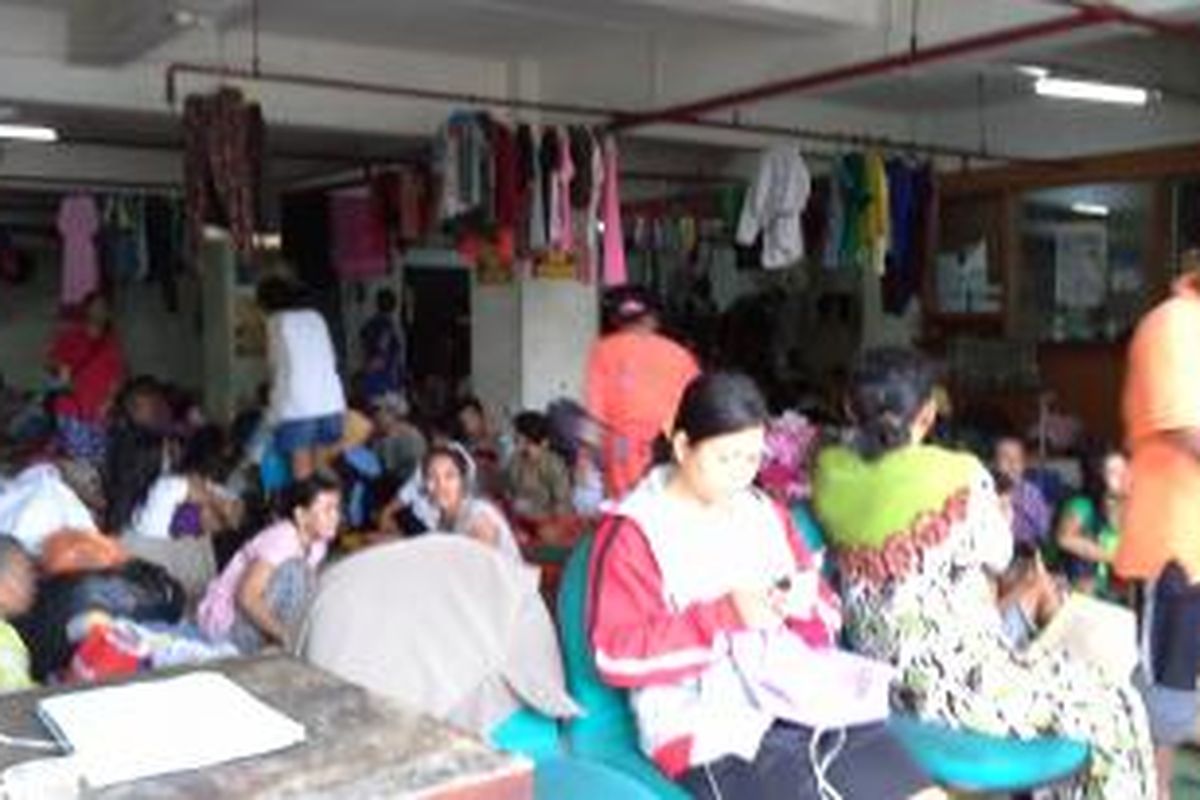 Suasana Kantor Sudin Jakarta Timur yang menjadi lokasi pengungsian banjir Kampung Pulo.