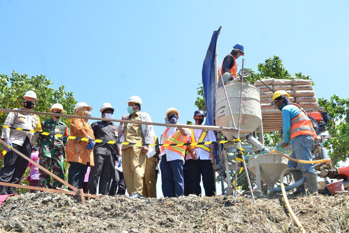 Ground breaking tanda dimulainya pembangunan tanggul di Desa Jono, Kecamatan Cerme, Gresik, Selasa (25/8/2020).