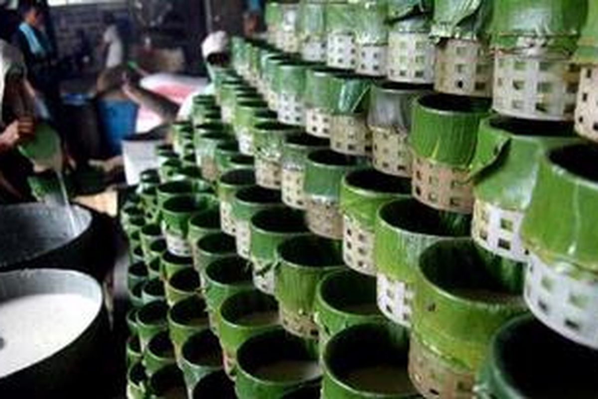 Karyawan menata adonan kue keranjang untuk dikukus di pabrik dodol dan kue keranjang Nyonya Lauw, Tangerang, Banten, Jumat (21/1/2011). Dua pekan menjelang Imlek, pesanan kue keranjang, dodol biasa, dan dodol wijen meningkat drastis. Pabrik ini memproduksi satu hingga dua ton kue keranjang dan dodol setiap harinya. 