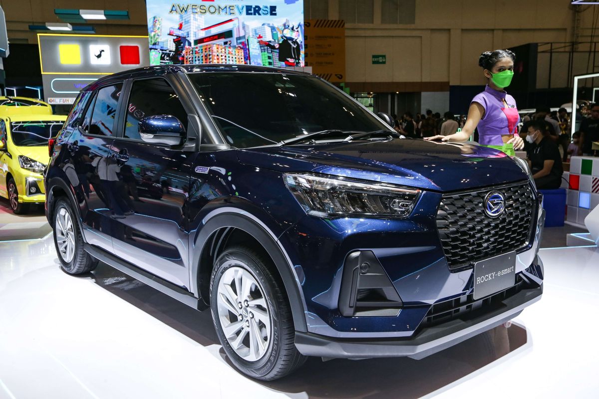 Daihatsu Rocky Hybrid dipamerkan di ajang Gaikindo Indonesia International Auto Show (GIIAS) 2022 di ICE BSD, Tangerang, Jumat (12/8/2022). Rocky Hybrid atau Rocky Series Hybrid menggunakan teknologi hibrida seri. Mesin konvensional pada mobil ini berfungsi sebagai generator untuk menyuplai energi ke baterai.