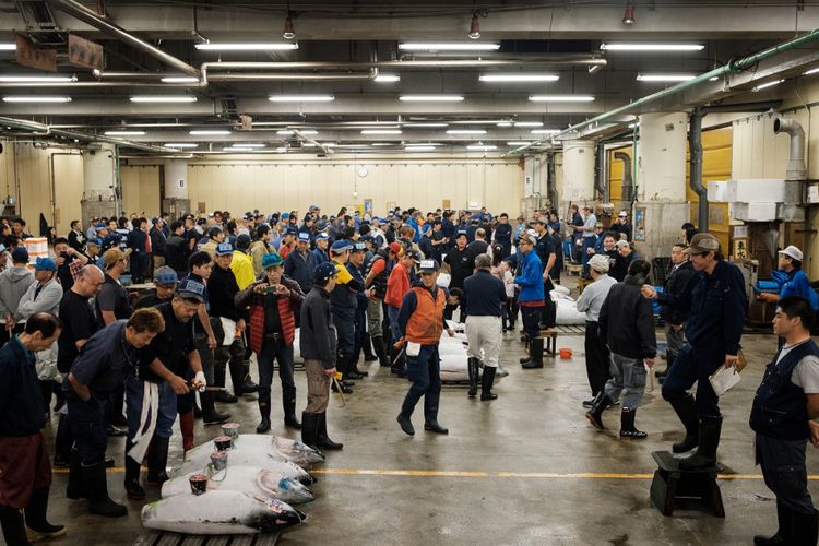 Pembeli, pekerja, dan juru lelang menghadiri prosesi lelang tuna terakhir di Pasar Ikan Tsukiji Sabtu (6/10/2018).  Lelang itu menjadi yang terakhir sebelum Tsukiji ditutup dan direlokasi ke tempat baru.