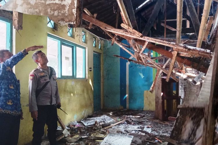 Kondisi bangunan SDN Tanjungsari 3 di Kabupaten Cianjur, Jawa Barat yang ambruk akibat hujan dan lama tak diperbaiki.