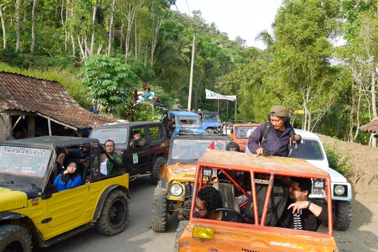 Menelusuri Desa Wisata Nglinggo menggunakan jeep di Jalur Bedah Menoreh, Kabupaten Kulon Progo, Yogyakarta, Sabtu (4/11/2017).