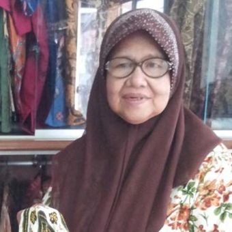 Wirda Hanim (62), perajin batik yang meneruskan batik tanah liek dengan merek dagang Citra Monalisa. 