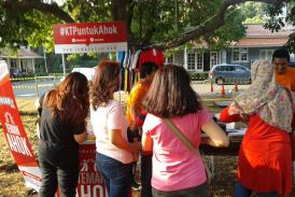 Beberapa peserta Piknik Senja mengumpulkan KTP mereka di booth yang ada di acara Piknik Senja, Sabtu (19/9/2015).