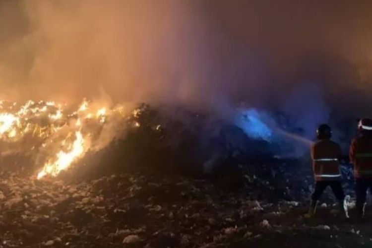 Kondisi kebakaran TPA Batu Putih di Sumbawa Barat, NTB. Kebakaran berlangsung sejak Minggu (29/10/2023)