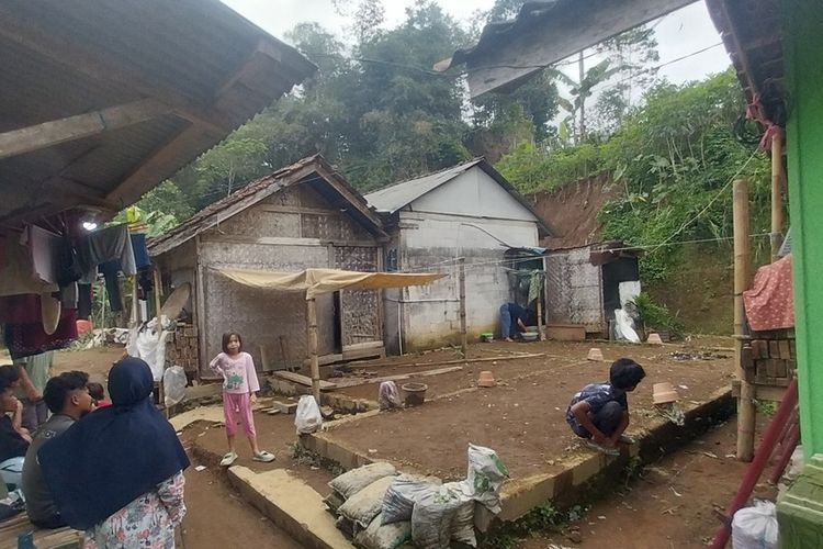 Ibu dan kedua anaknya tertimbun longsor saat berada di ruang tamu rumahnya menyebabkan satu anaknya tewas di Desa Cidugaleun, Kecamatan Cigalontang, Kabupaten Tasikmalaya, Jawa Barat, Senin (4/8/2025).