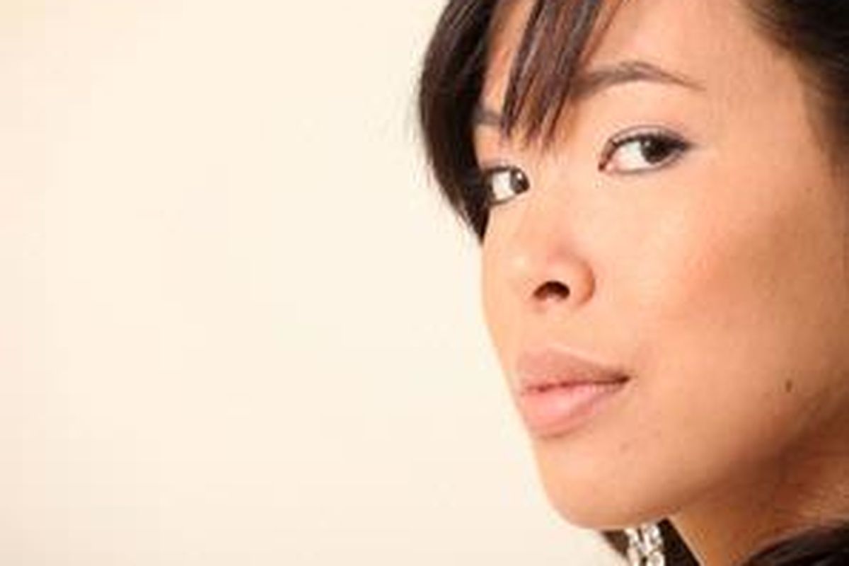 Riasan natural bisa menonjolkan kecantikan alami Anda. Pastikan kulit bersih dan lembap sebagai landasannya.