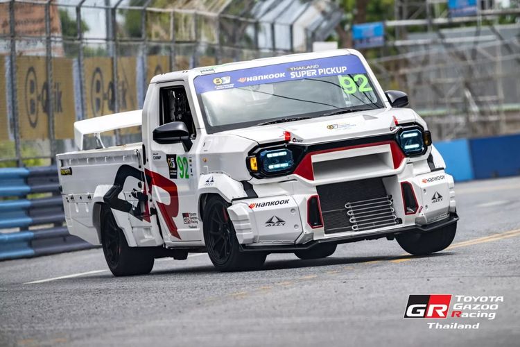 Modifikasi Toyota Hilux Champ alias Hilux Rangga dimodifikasi oleh Toyota Gazoo Racing Thailand untuk balapan