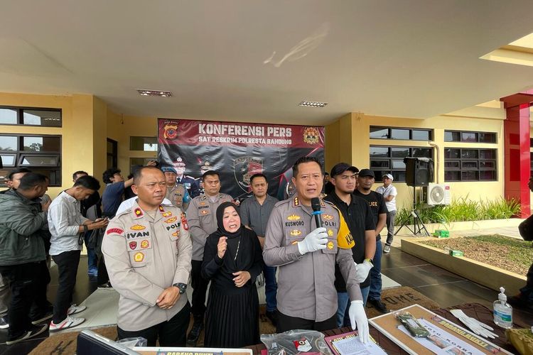 Kapolresta Bandung Kombes Pol Kusworo Wibowo saat melakukan gelar perkara di Mapolresta Ban terkait kasus penusukan di Jalan Raya Gading Tutuka, Soreang, Kabupaten Bandung, Jawa Barat, Rabu (29/5/2024)