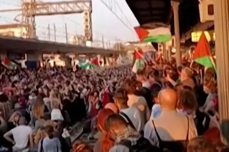 Pengunjuk Rasa Pro-Palestina Blokir Stasiun Kereta Api Di Bologna Italia