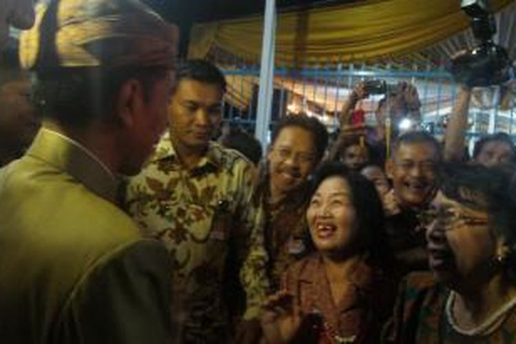 Presiden Joko Widodo saat menghampiri relawan yang memenuhi kediamannya di Jalan Kutai Utara, Sumber, Solo, Rabu (10/6/2015).
