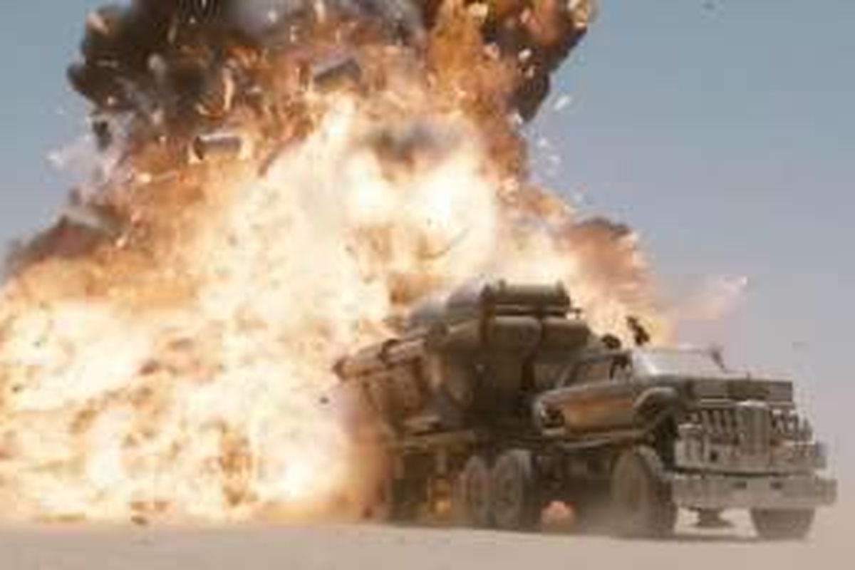 Adegan meledaknya mobil di Mad Max : Fury Road.