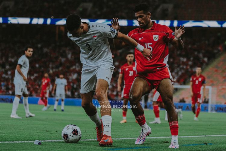 Pemain timnas Indonesia Ricky Kambuaya menempal ketat pemain Irak saat laga kedua grup B putaran keempat Kualifikasi Piala Dunia 2026 Zona Asia yang berakhir dengan skor 1-0 di Stadion King Abdullah Sport City, Jeddah, Minggu (12/10/2025) dini hari WIB.