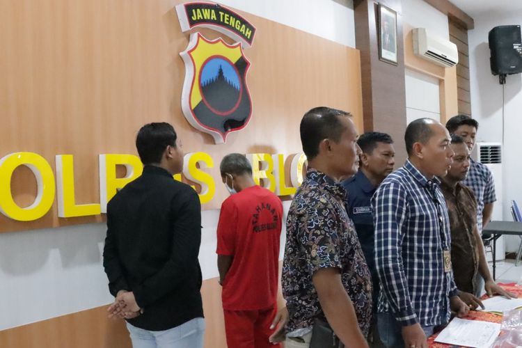 Polres Blora tangkap terduga pelaku pemerkosaan terhadap siswi SMP disabilitas, saat konferensi pers di Mapolres Blora, Jumat (13/10/2023)