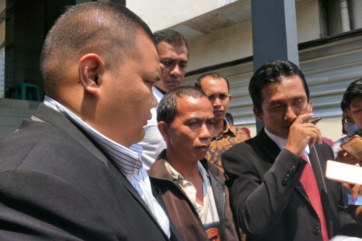 Stedi Repki Watung (37) menyambangi Polda Metro Jaya, Senin (30/4/2018) untuk melaporkan tindakan persekusi yang ia alami pada saat acara car free day (CFD), Minggu (29/4/2018). 