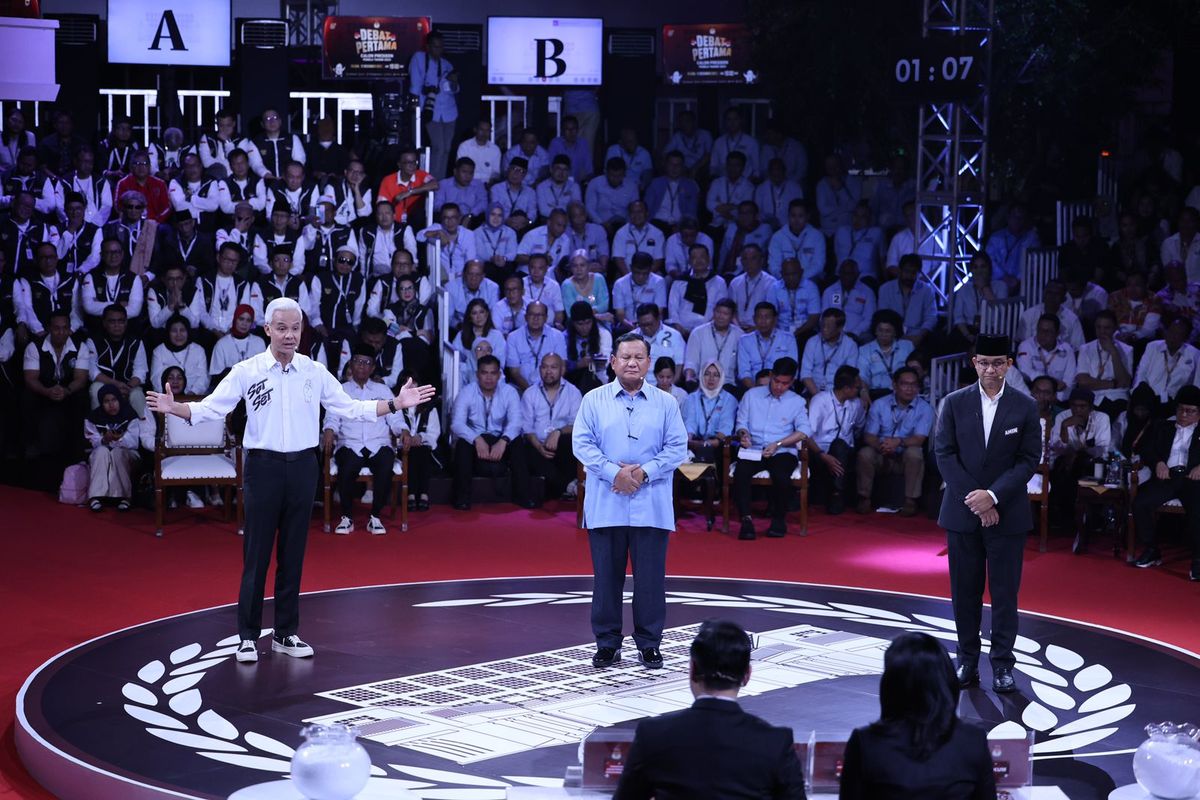 Calon presiden nomor Ganjar Pranowo, Prabowo Subianto, Anies Baswedan (dari kiri ke kanan) dalam debat calon presiden di Kantor Komisi Pemilihan Umum, Jakarta, Selasa (12/12/2023).