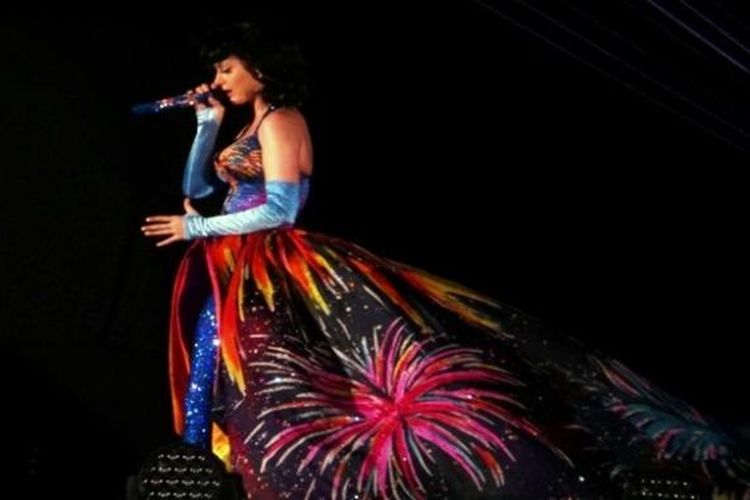 Ketika menyanyikan lagu-lagu Teenage Dream dan California Girls, Katy Perry mengajak para penonton bernyanyi bersama dalam konser California Dreams Tour di Sentul Interational Convention Center, Bogor, Jawa Barat, pada 19 Januari 2012.