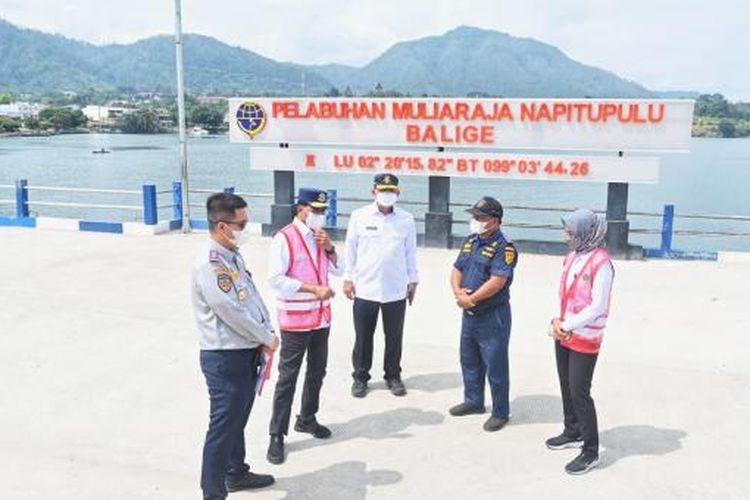 Menteri Perhubungan Budi Karya Sumadi saat mengunjungi Pelabuhan Muliaraja Napitupulu Balige, Sumatera Selatan. 