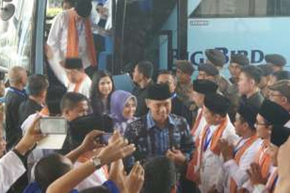 Pasangan bakal cagub dan cawagub DKI, Agus Yudhoyono dan Sylviana Murni, beserta tim kampanye tiba di Balai Sudirman, Tebet, Senin (24/10/2016). 