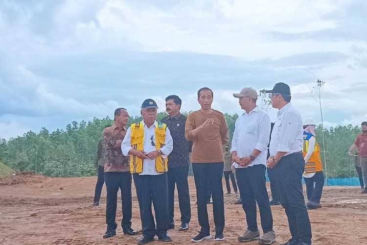 Presiden Joko Widodo saat mengunjungi pembangunan kompleks perumahan menteri di kawasan IKN, Sepaku, Kalimantan Timur pada Kamis (23/2/2023).