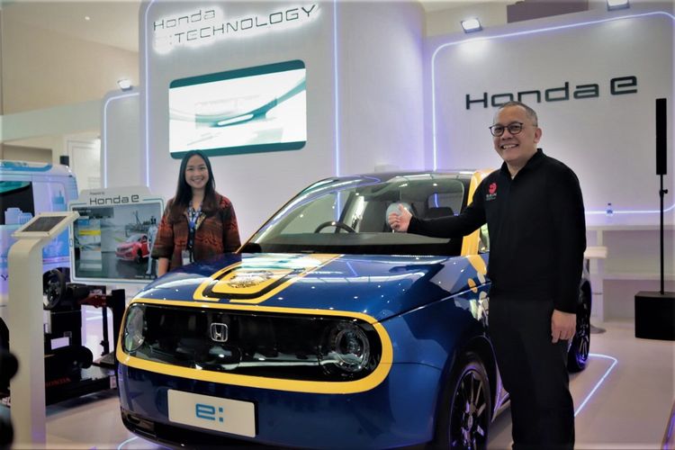 Honda menampilkan dua mobil listrik yang digunakan untuk riset di Indonesia yaitu Honda e dan Honda N-VAN EV Prototype di IEMS 2023.