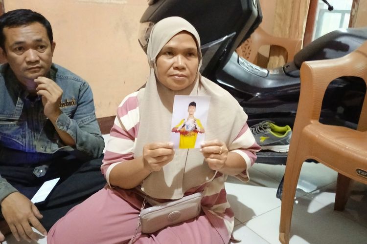 Imas Siti Rohana dan Dedi Solehudin (menggunakan jaket jeans) ayah Rizki Nur Fadhila (18) seorang remaja asal Kecamatan Dayeuhkolot, Kabupaten Bandung, Jawa Barat, yang menhadi korban TPPO, saat ditemui di kediamannya, Selasa (18/11/2025)