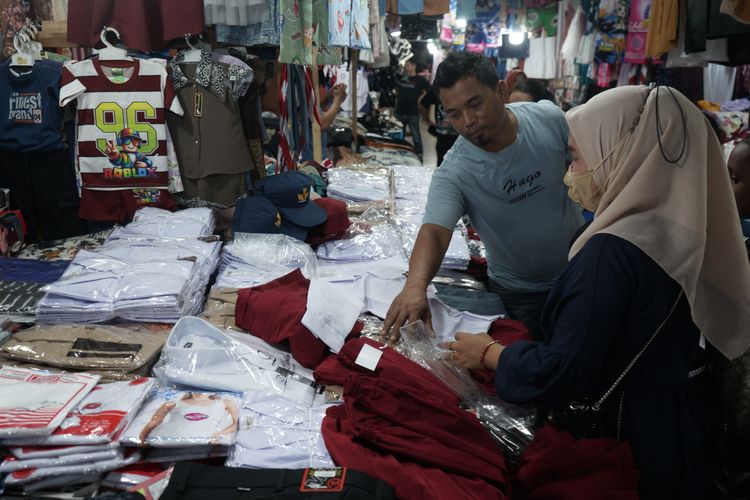 Pedagang Seragam di Pasar Raya Padang Was-was, Stok Barang Tahun Lalu Saja Belum Habis