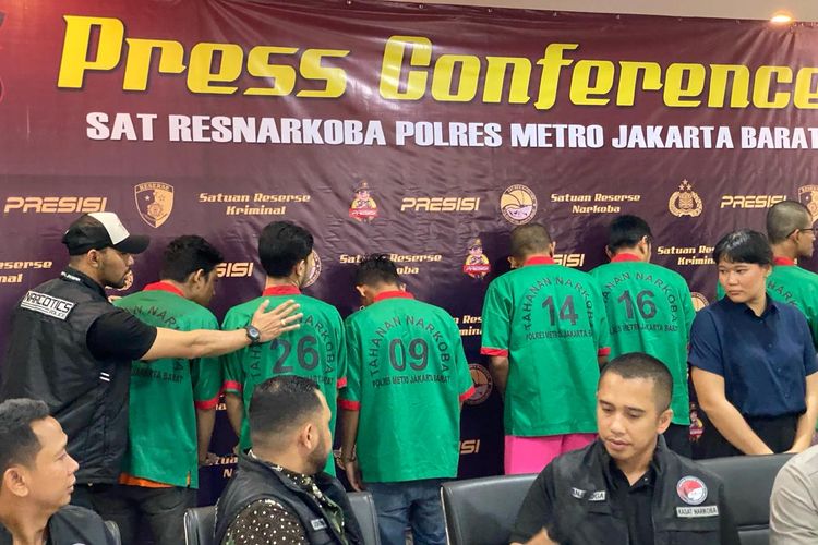 Tujuh tersangka yang terlibat dalam peredaran narkoba jaringan internasional saat dihadirkan dalam jump pers di Polres Metro Jakarta Barat, Jumat (2/2/2024).