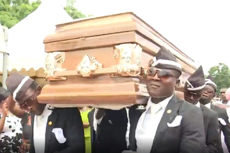 Tim pengangkut jenazah di Ghana yang membawa peti jenazah sambil menari.