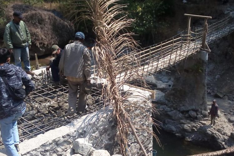 Salah satu progres pembangunan Jembatan Gantung Desa di Jabar.