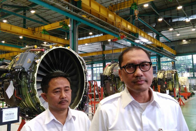 Direktur Utama PT Garuda Maintenance Facility Aero Asia Tbk (GMF), Iwan Joeniarto (kanan) di Kawasan GMF Aeroasia, Tangerang, Banten, Rabu (24/10/2017).