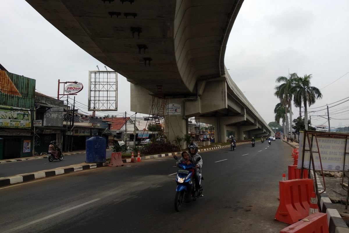 Kondisi lalu lintas jalan I Gusti Ngurah Rai, Selasa (6/3/2018). Pasca penutupan jalan perlintasan kereta ap Cipinang Lontar lalu lintas lebih lamcari
