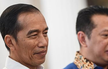Presiden Joko Widodo (kiri) bersama Ketua MPR Bambang Soesatyo memberikan keterangan seusai melakukan pertemuan di Istana Merdeka, Jakarta, Rabu (16/10/2019).