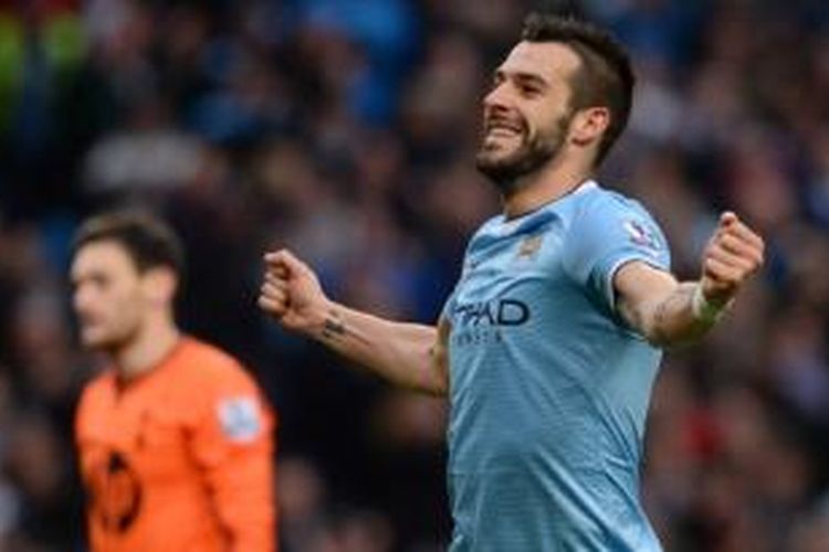 Striker Manchester City, Alvaro Negredo, merayakan gol yang dicetak ke gawang Tottenham Hotspur pada laga di Stadion Etihad, Manchester, Minggu (24/11/2013).