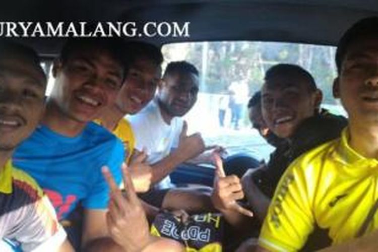Anggota tim Sriwijaya FC harus menggunakan angkutan umum untuk berlatih ke Stadion Gajayana.