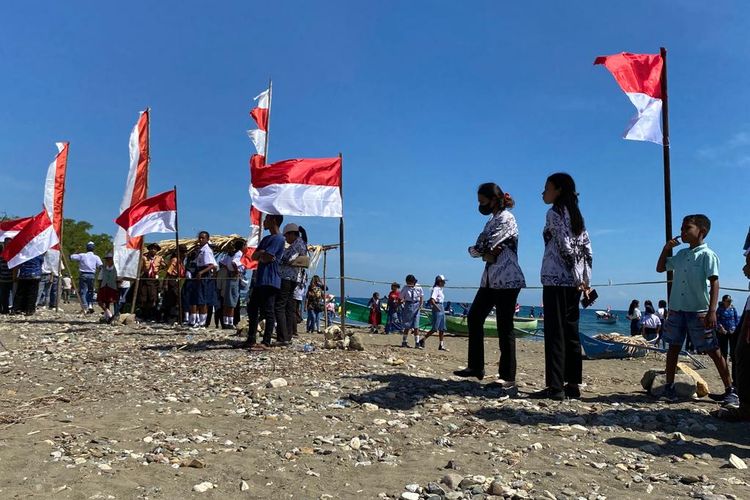 Sebagian warga di Desa Montaain, Silawan, Belu, Nusa Tenggara Timur mengikuti upacara dalam rangka memperingati Hari Ulang Tahun ke-78 Republik Indonesia pada Kamis (17/8/2023). 