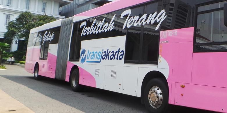 Bus transjakarta gandeng khusus perempuan. Bus ini diluncurkan bertepatan dengan hari Kartini pada 21 April 2016.