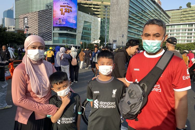 Abu Vulkanik Anak Krakatau Selimuti Jakarta, Warga Pakai Masker Saat CFD Bundaran HI