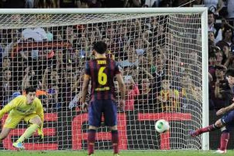 Striker Barcelona, Lionel Messi, mengeksekusi penalti tapi gagal menghasilkan gol, di leg kedua Piala Super Spanyol, Kamis (29/8/2013) dini hari WIB.