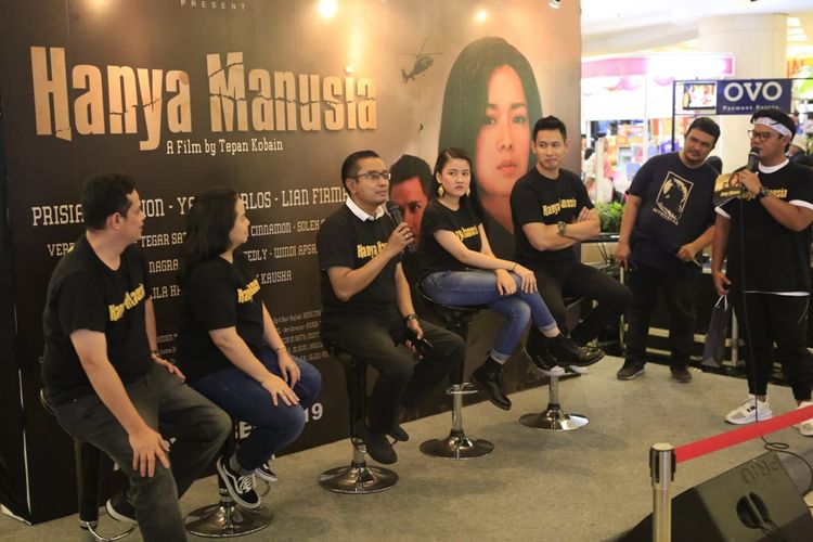 Meet and greet artis film Hanya Manusia di Plasa Tunjungan Surabaya, Sabtu (11/2/2019).